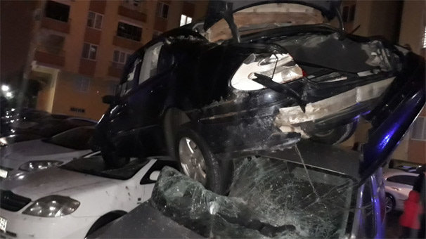 Uçurumdan park halindeki otomobillerin üzerine düştü