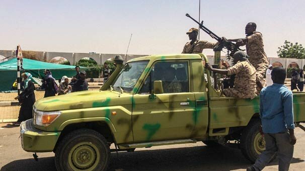 Ülke şokta! Ordu, devlet televizyonu ve radyosunu kuşattı