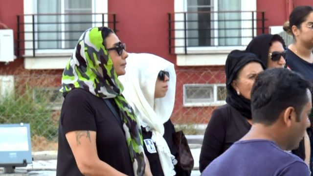 Ünlü sanatçı Işın Karaca'nın dedesi son yolculuğuna uğurlandı