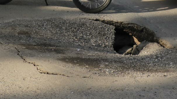 Üsküdar'da yol çöktü