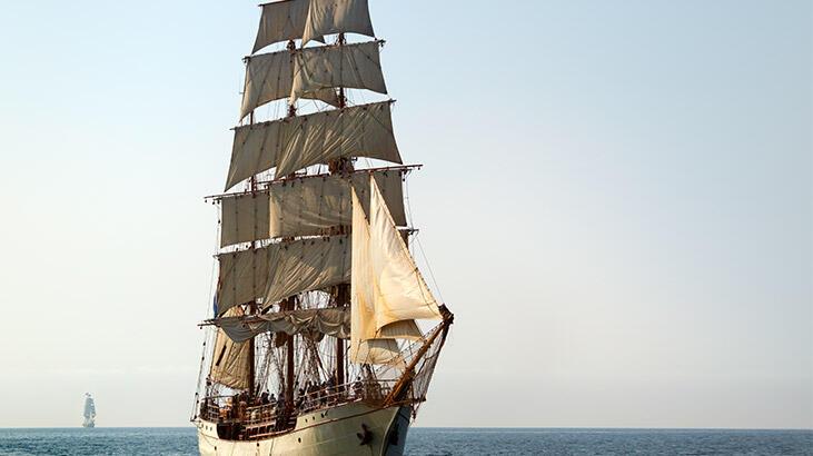 Uyuşturucu taşıyan denizaltı, 18. yüzyıl tarzı yelkenli gemiyle yakalandı