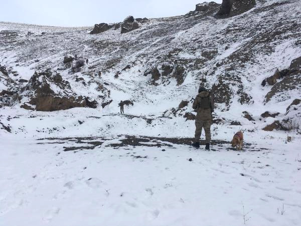 Van'da PKK'ya Ait, Silah Mühimmat ve El Bombaları Bulundu