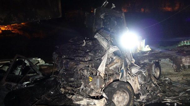 Viyadük ayağına çarpan kereste yüklü TIR yandı! 1 ölü...