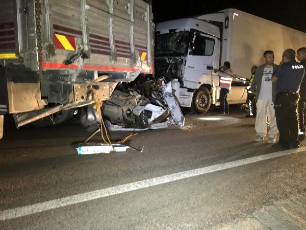 Yakıtı bitip, kamyonla çekilen otomobile tır çarptı: 3 ölü, 2 yaralı
