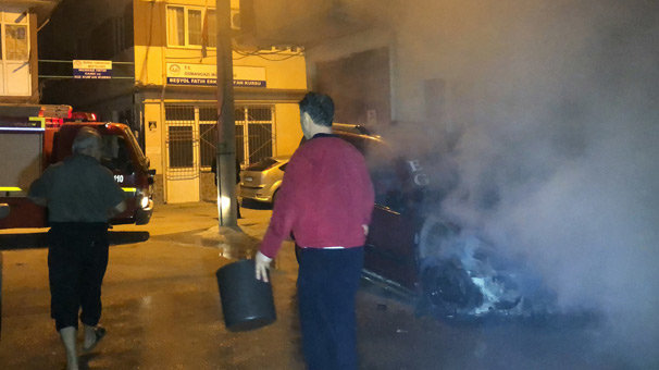 Yanan araca kovalarla taşıdıkları suyla müdahale ettiler