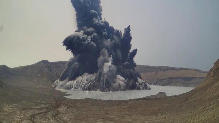 Yanardağ patladı, binlerce kişi kaçıyor