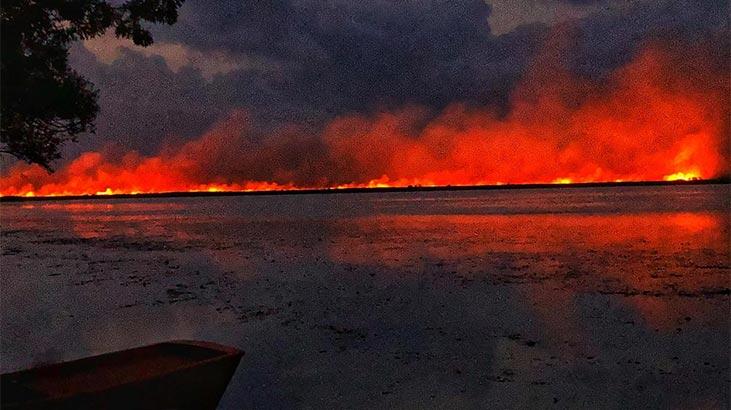 Yangının önü iş makineleriyle kapatıldı! Korkutan görüntüler