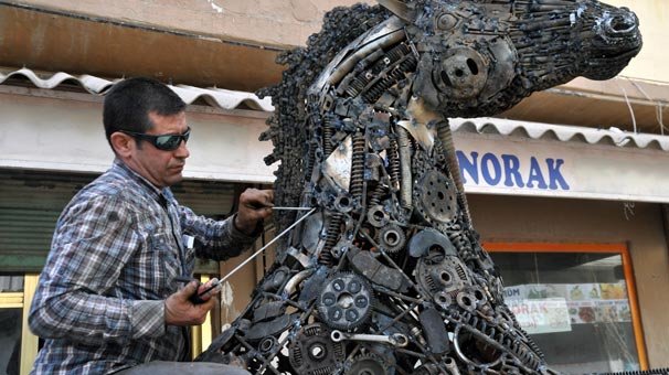 Yarım ton hurda ile at heykeli yapıyor