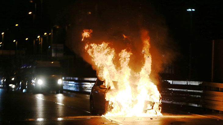 Yarıştığı iddia edilen otomobil kaza yaptı, alev topuna döndü!
