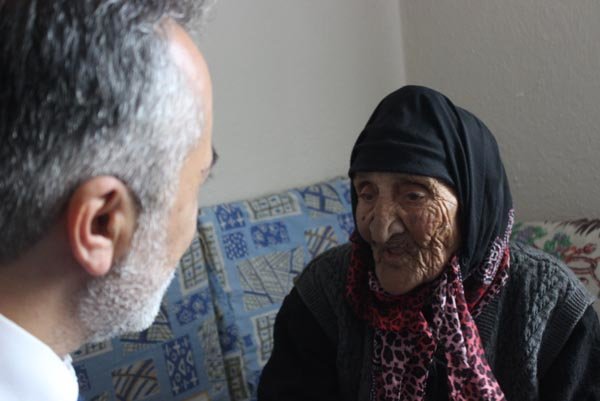 Yaşını duyunca kulaklarına inanamadı! Torunu bile 76 yaşında