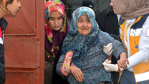 Yaşlı kadına dehşeti yaşattılar! Boğazını sıkıp...