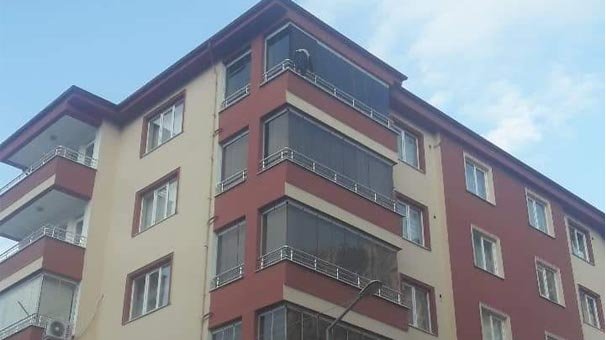 Yaşlı kadını görenlerin kanı dondu! Balkona çıkıp...