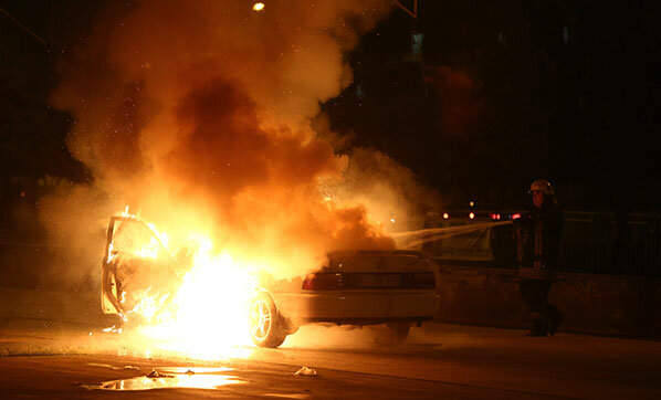 Yeni aldığı otomobil test ederken yandı