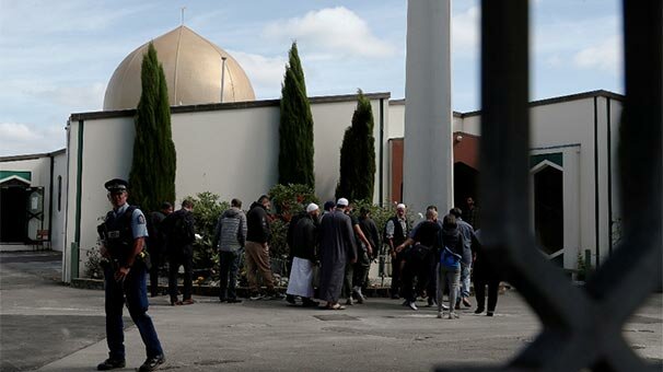 Yeni Zelanda’daki terör saldırısında hedef olan camiler ziyarete açıldı