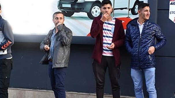 Yok artık! Çekirdek yiyerek izlediler