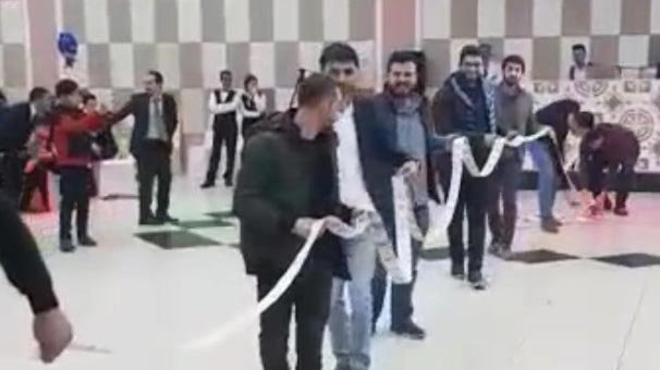 Yok böyle takı! 12 kişi taşıdı, dola dola bitmedi