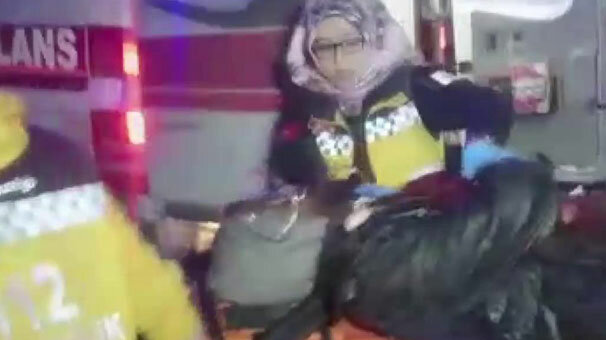 Yol kenarında 10 yerinden bıçaklanmış halde bulundu