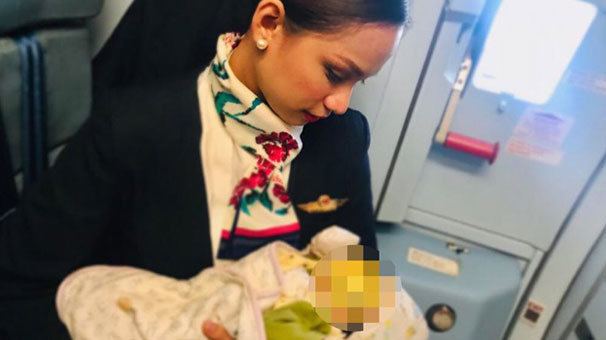 Yolcu annenin sütü bitti, uçaktaki bebeği hostes emzirdi