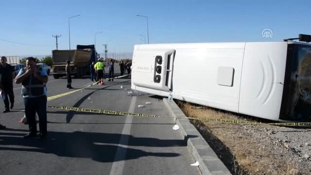 Yolcu midibüsü devrildi: 26 yaralı