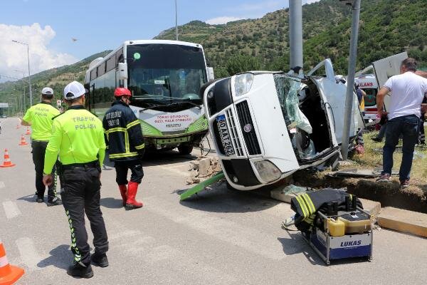 Yolcu midibüsü, hafif ticari araçla çarpıştı: 2 ölü, 1 yaralı