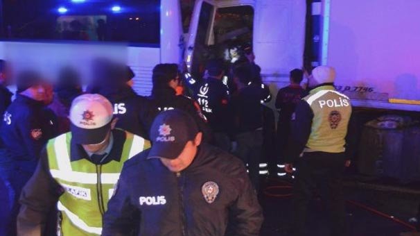 Yolcu otobüsü ile TIR çarpıştı! Yaralılar var...