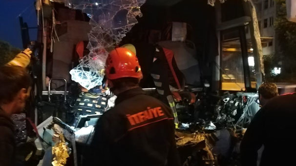 Yolcu otobüsü, park halindeki TIR'a çarptı: 1 ölü, 17 yaralı