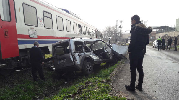 Yolcu treni, hemzemin geçitte ticari araca çarptı: 2 yaralı