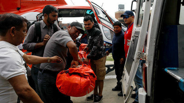 Yolcu uçağı pistteki helikoptere çarptı