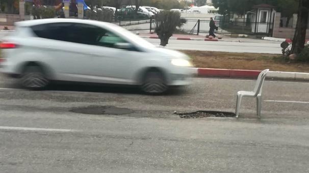 Yolda oluşan çukura sandalyeli önlem