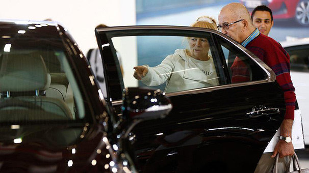Yüksek faizler otomotive el freni çektirdi