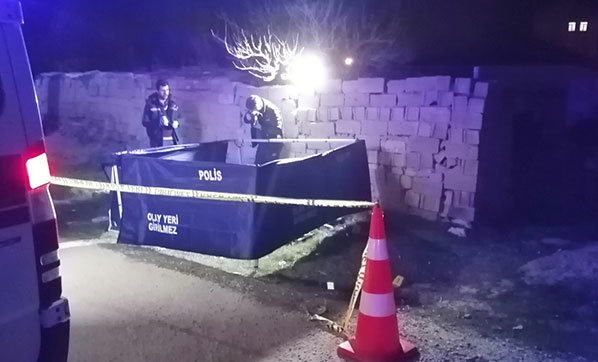 Yüksek sesle müzik dinleyen arkadaşını öldürdü