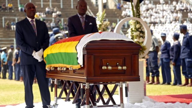 Zimbabve'nin eski devlet başkanı Mugabe için cenaze töreni: Stadyumun dörtte biri doldu