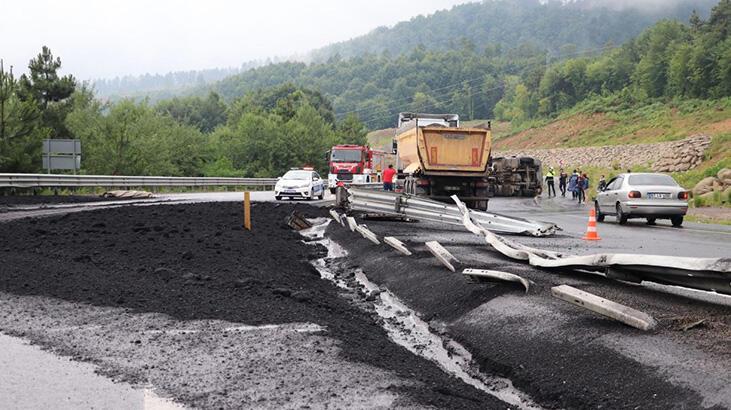 Zonguldak'ta toz kömür yüklü TIR devrildi, yol ulaşıma kapatıldı